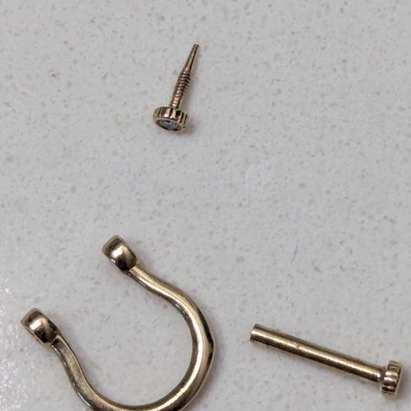 9kt Gold Horseshoe Clasp - Picture 4 of 4